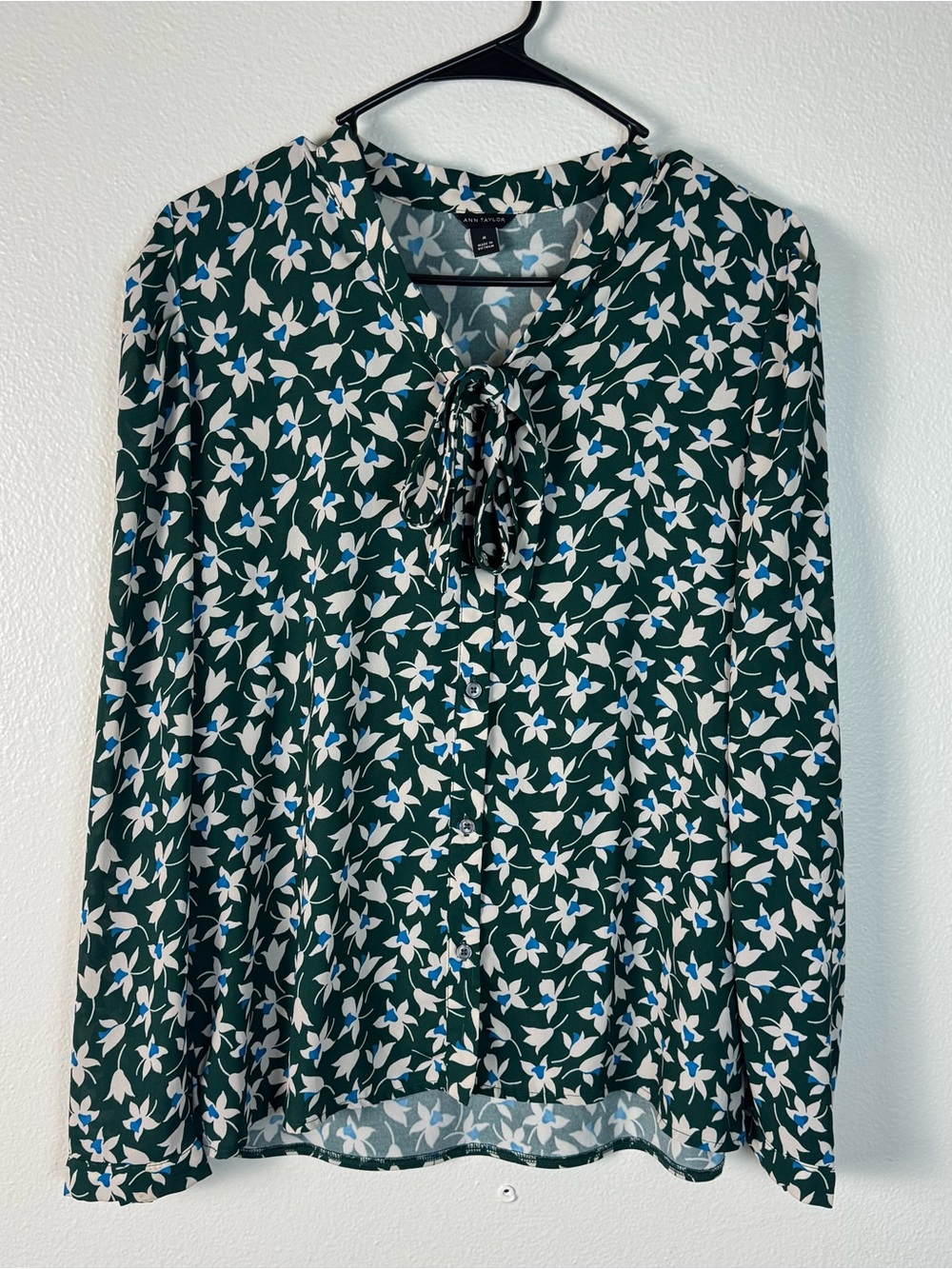 Ann Taylor Medium Green Floral Bow Tie Blouse Long Sleeve Button Front Medium